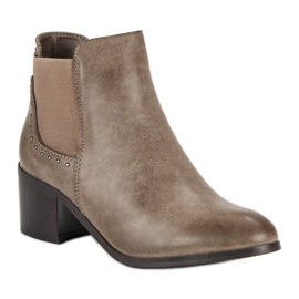 Stivali su un palo marrone 1