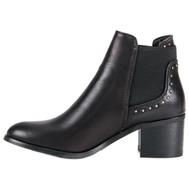 Stivali su un palo nero 1