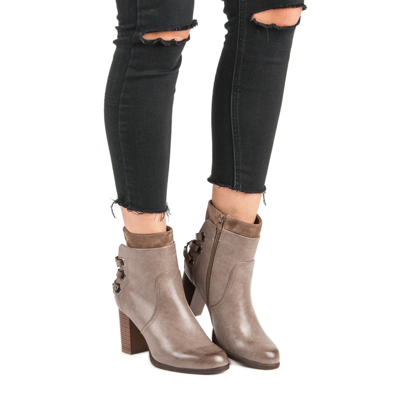 Super Mode Stivali eleganti su un post marrone 1