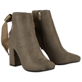 Ideal Shoes Stivali sexy su un post grigio 1