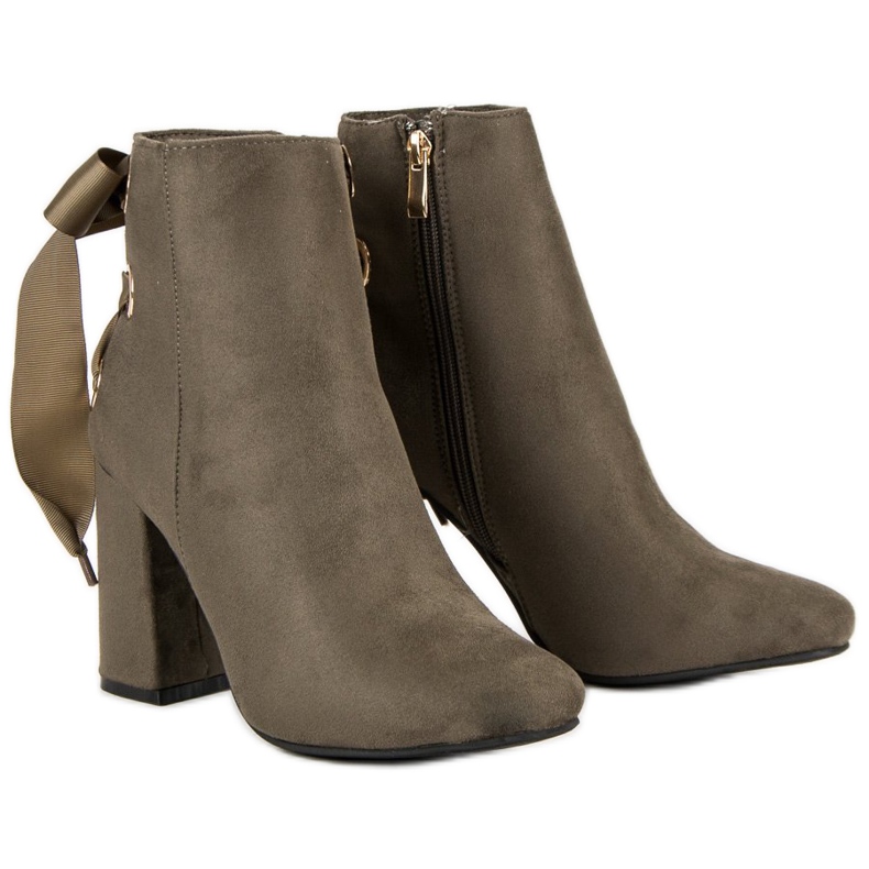 Ideal Shoes Stivali sexy su un post grigio 1