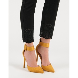 Scarpe col tacco in camoscio senape giallo 1