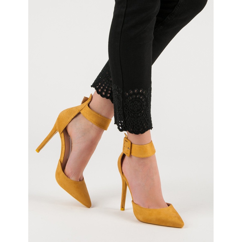 Scarpe col tacco in camoscio senape giallo 2