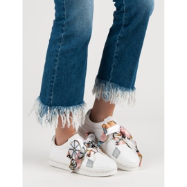 Scarpe sportive legate con un nastro bianca 2