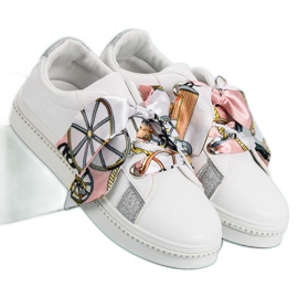 Scarpe sportive legate con un nastro bianco 1