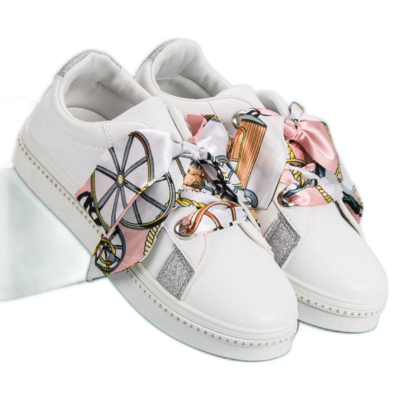 Scarpe sportive legate con un nastro bianca 1