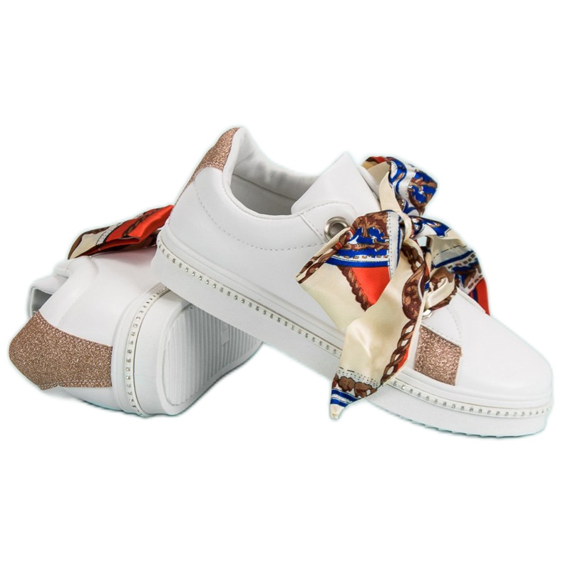 Scarpe sportive legate con un nastro bianca 1