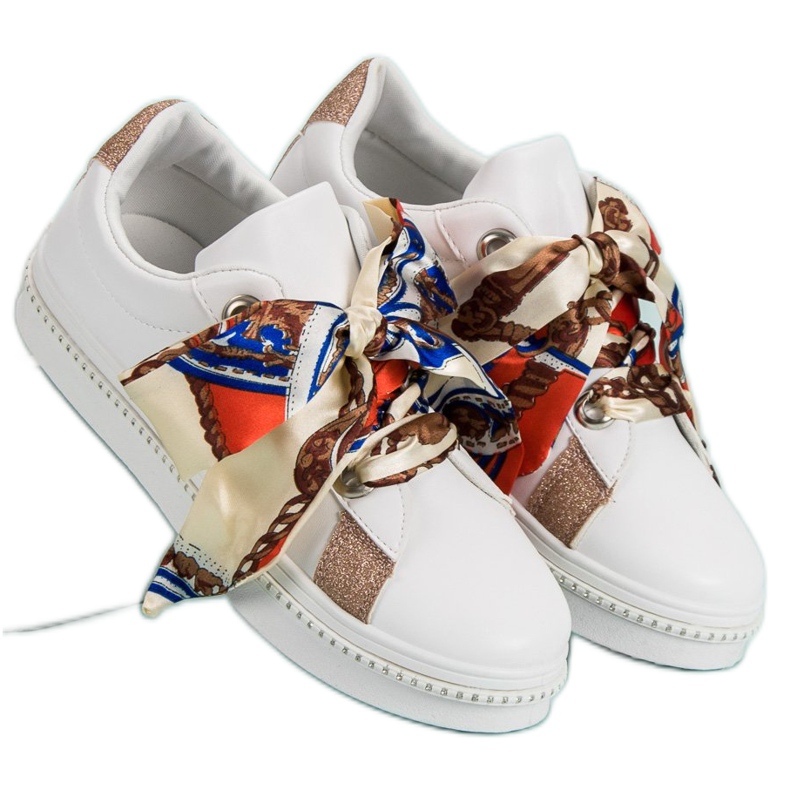 Scarpe sportive legate con un nastro bianco 2