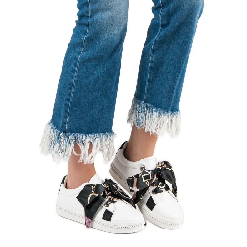 Scarpe sportive legate con un nastro bianca 2