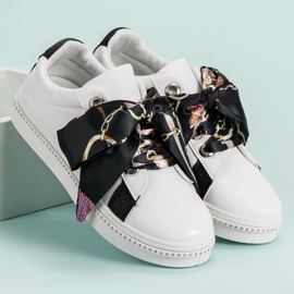 Scarpe sportive legate con un nastro bianca 1