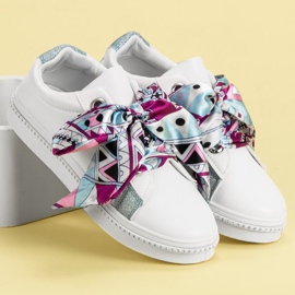 Scarpe sportive legate con un nastro bianca 1