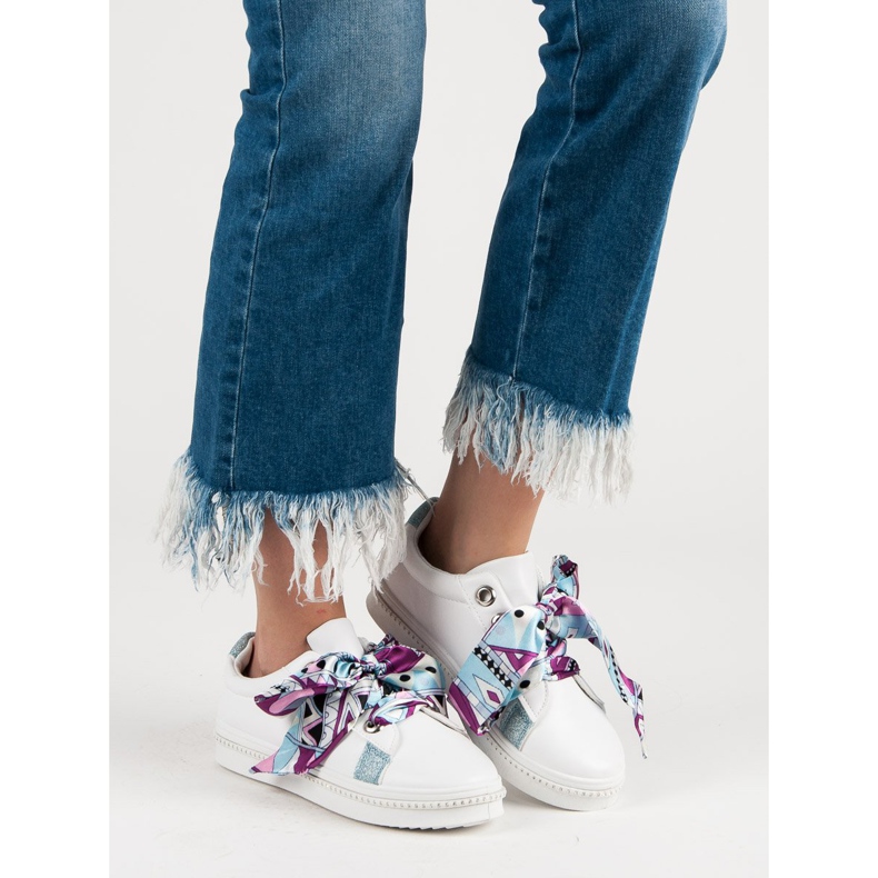 Scarpe sportive legate con un nastro bianco 2