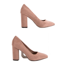 Sweet Shoes Décolleté in pelle scamosciata su un pilastro rosa 2