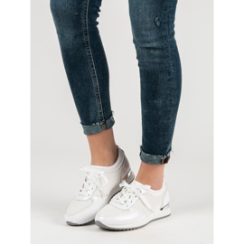 Scarpe sportive con rete bianca 2