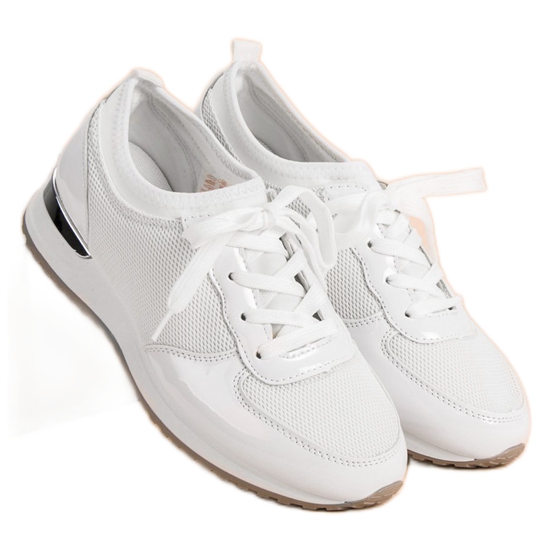 Scarpe sportive con rete bianca 1