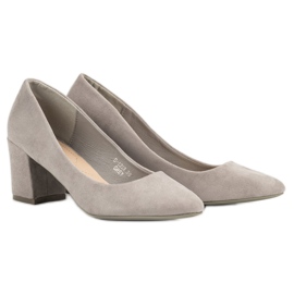 Ideal Shoes Pompe grigie su un pilastro grigio 2