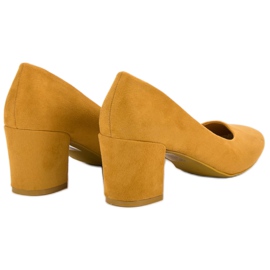 Ideal Shoes Pompe di senape su un bar giallo 1