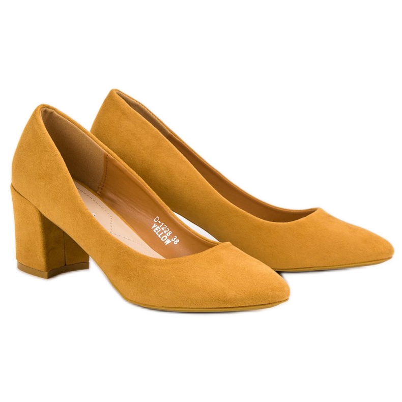 Ideal Shoes Pompe di senape su un bar giallo 2