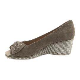 Décolleté da donna sulla zeppa Caprice 29350 marrone 2