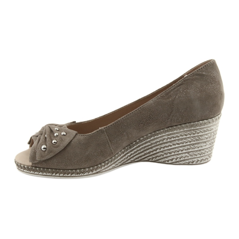 Décolleté da donna sulla zeppa Caprice 29350 marrone 2