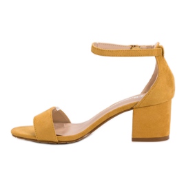 Ch. Creation Sandali classici su un bar giallo 2