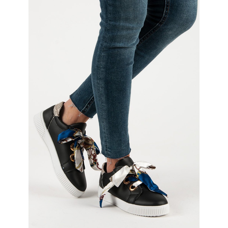 Scarpe sportive legate con un nastro nero 1