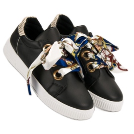 Scarpe sportive legate con un nastro nero 2