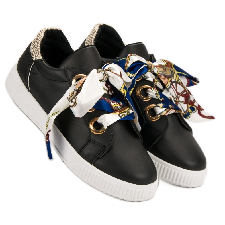 Scarpe sportive legate con un nastro nero 2