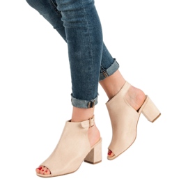 Super Mode Sandali costruiti su un bar marrone 2