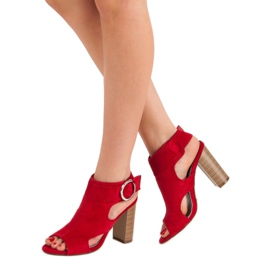 Erynn Sandali rossi su un bar rosso 2