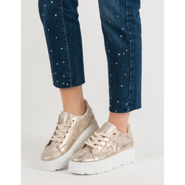 Calzature d'oro sulla piattaforma 2