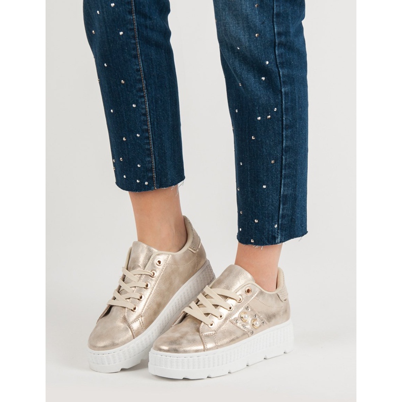 Calzature d'oro sulla piattaforma 2