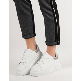 Renda Scarpe bianche sulla piattaforma bianca 1