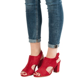 Sandali traforati su un palo rosso 1