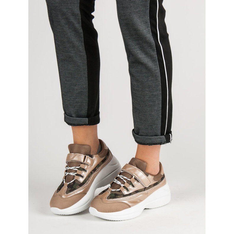 Sneakers beige alla moda 2