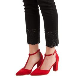 Primavera Pompe rosse su un pilastro rosso 2