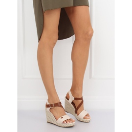 Sandali su una zeppa beige BL-360 Beige 1