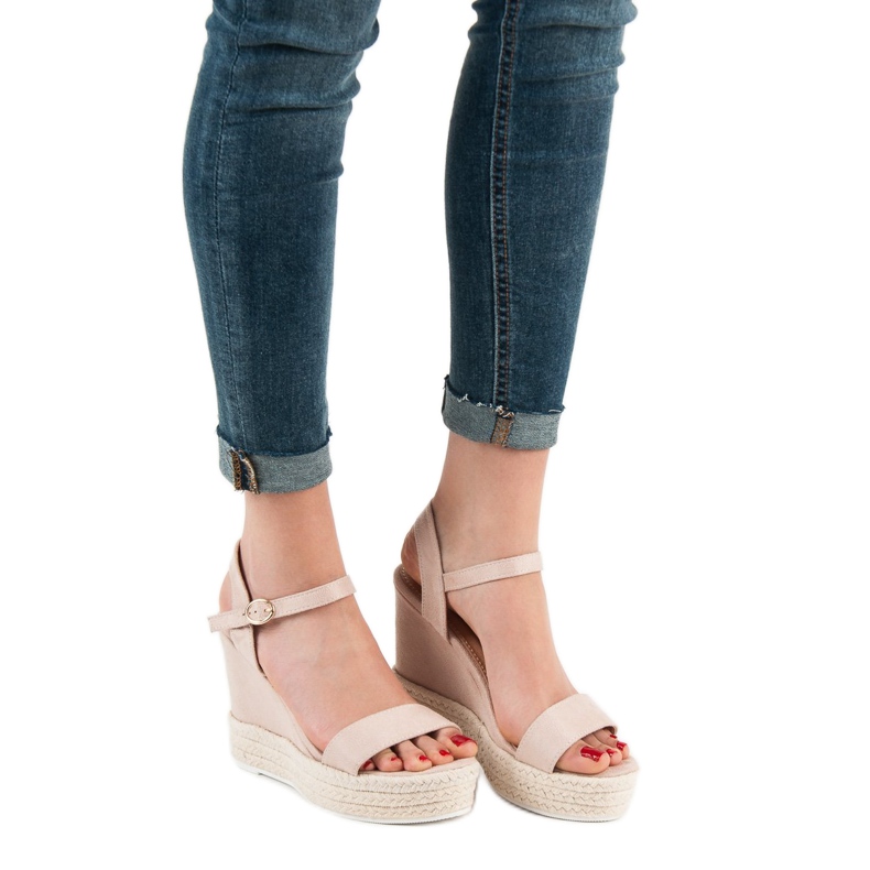 Ideal Shoes Sandali con zeppa alla moda beige 2
