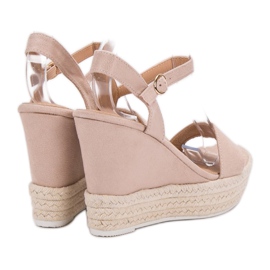 Ideal Shoes Sandali con zeppa alla moda beige 1