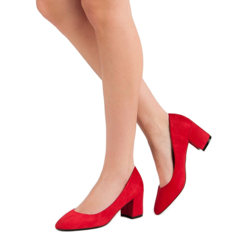Ideal Shoes Pompe rosse su un pilastro rosso 2