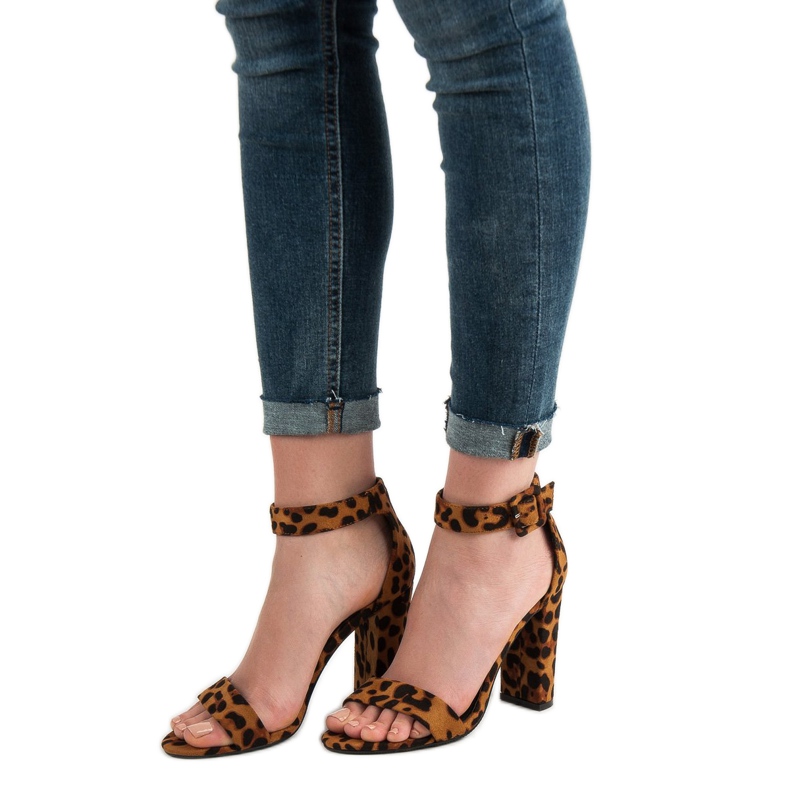 Goodin sandali su un bar marrone 2