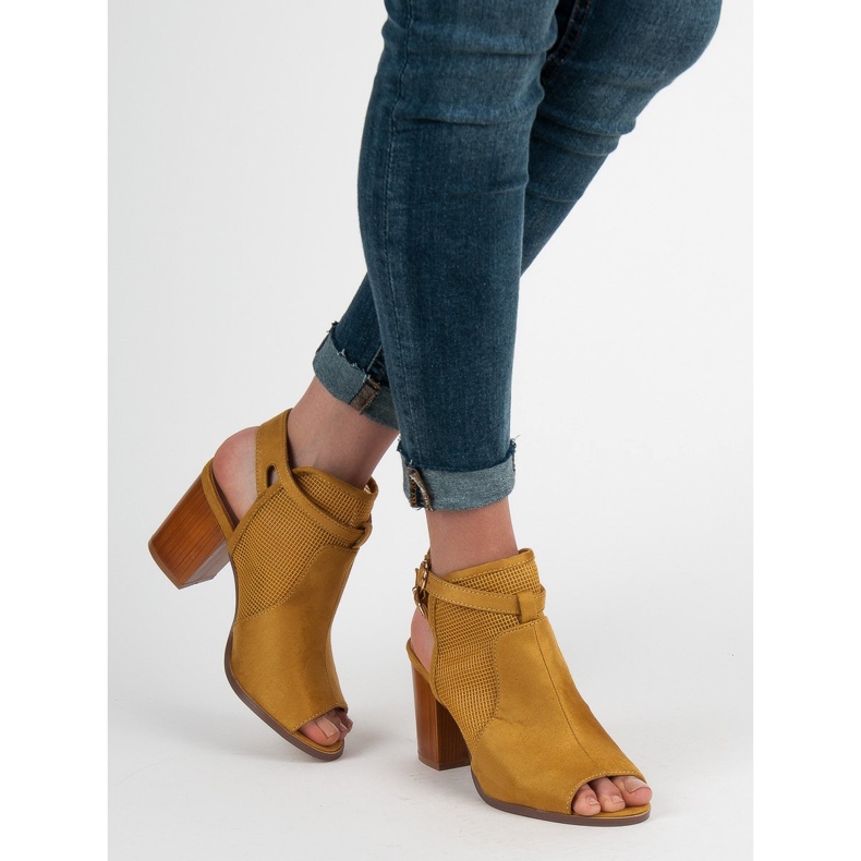 Evento Sandali chiusi alla moda giallo 2