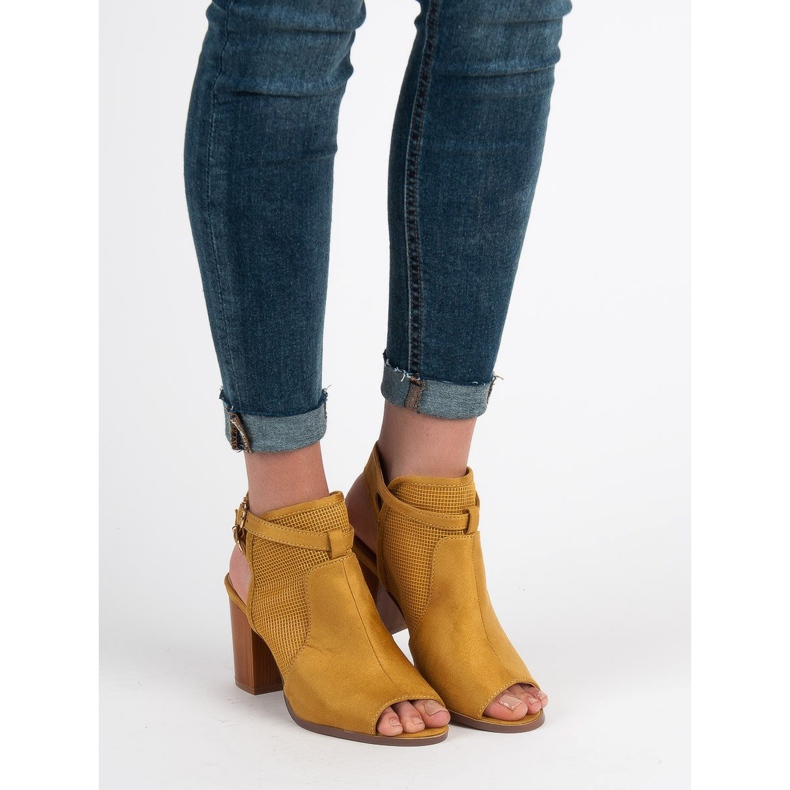 Evento Sandali chiusi alla moda giallo 1