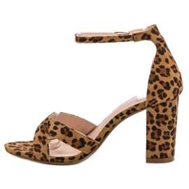 Ideal Shoes sandali su un bar marrone 2