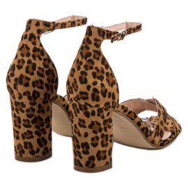 Ideal Shoes sandali su un bar marrone 1