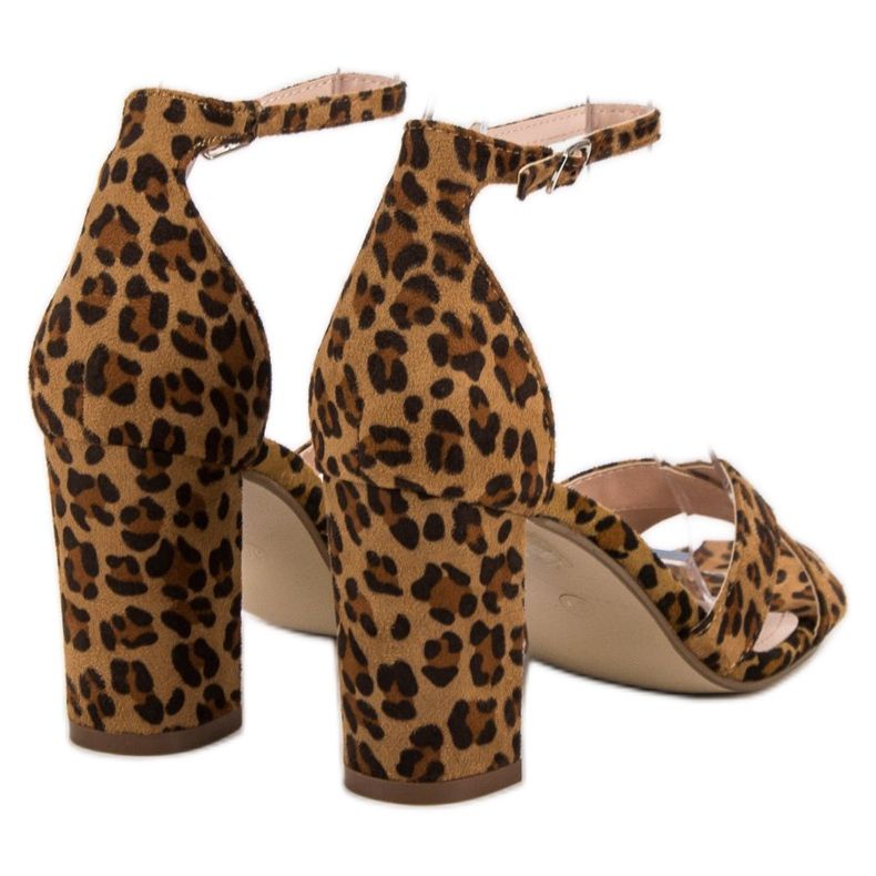 Ideal Shoes sandali su un bar marrone 1