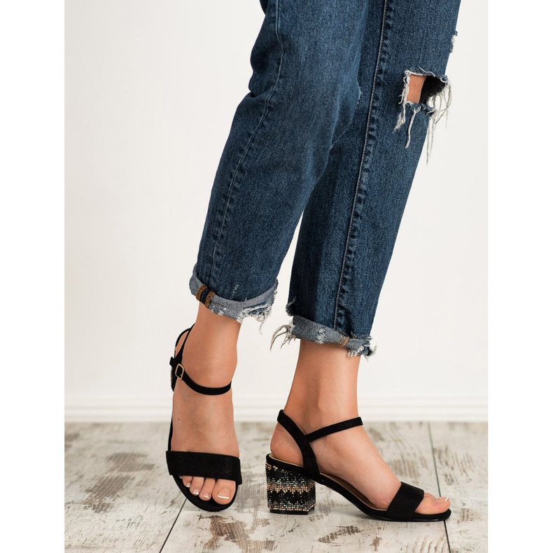 SDS sandali su un bar nero 1