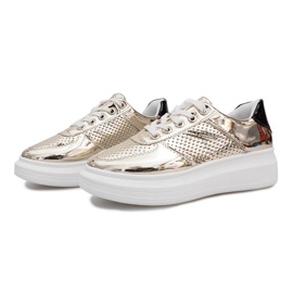 Sneakers traforate laccate dorate di Adele d'oro 1