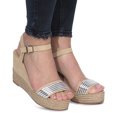 Sandali beige su una delicata zeppa Glam Shine 1