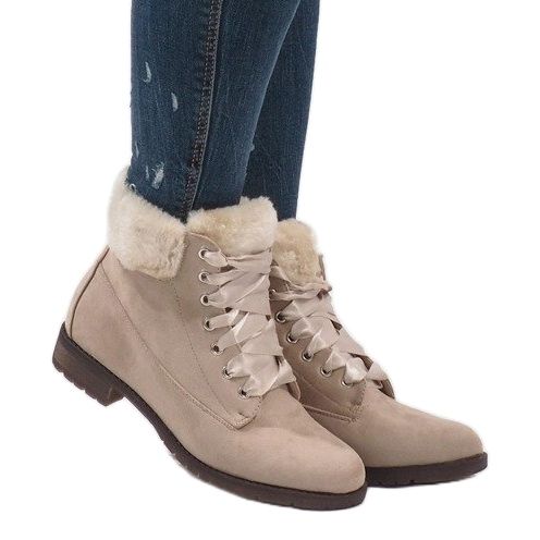 Stivali stringati beige isolati C-7100 1